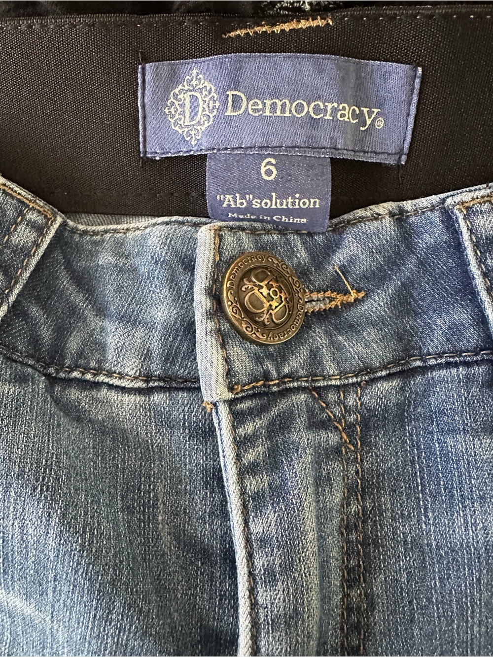 Democracy Classic Mid-Rise Straight Leg Jeans. Size 6. - Picture 10 of 11